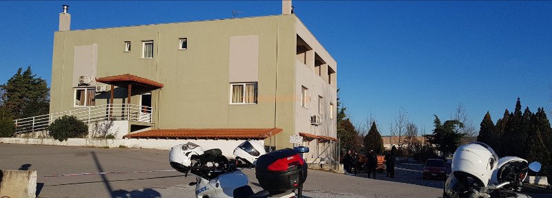 Χειροβομβίδα βρέθηκε έξω από ξενοδοχείο στο Ωραιόκαστρο [εικόνες] | iefimerida.gr 0