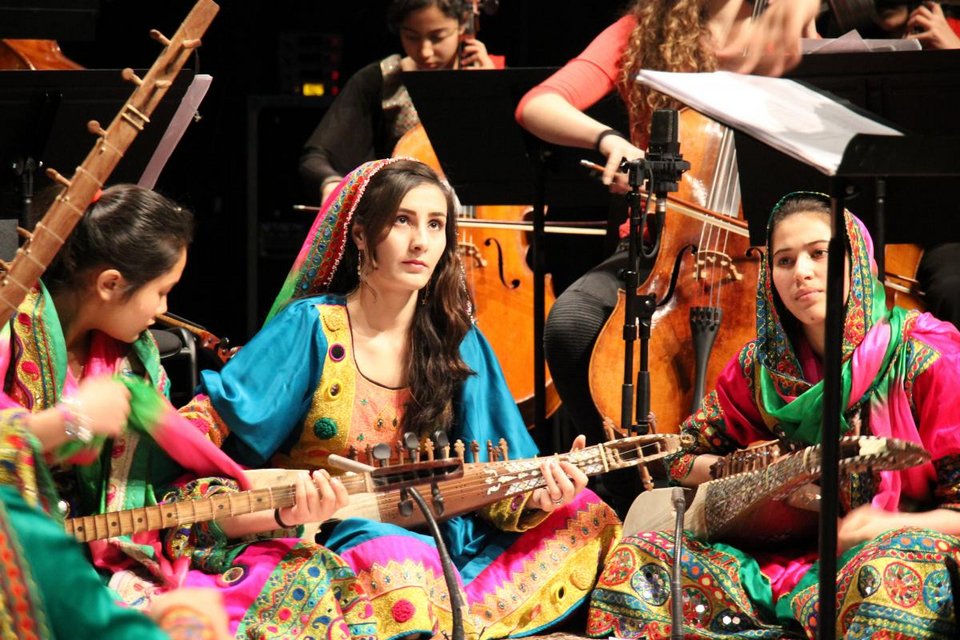 Αφγανιστάν: Τις απειλούν, αλλά επιμένουν -17 κορίτσια δημιούργησαν ορχήστρα κλασικής μουσικής [εικόνες & βίντεο] | iefimerida.gr 1