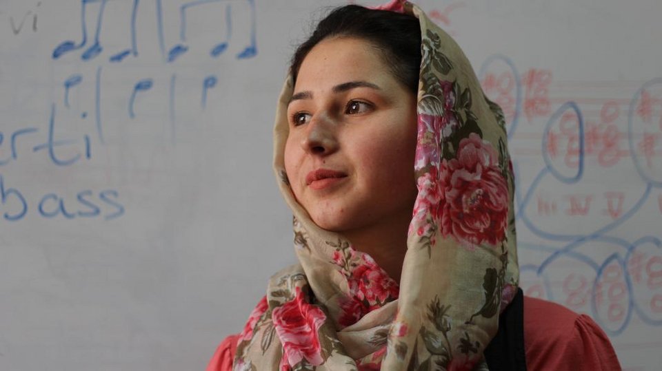 Αφγανιστάν: Τις απειλούν, αλλά επιμένουν -17 κορίτσια δημιούργησαν ορχήστρα κλασικής μουσικής [εικόνες & βίντεο] | iefimerida.gr 9