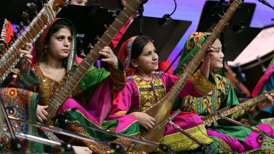Αφγανιστάν: Τις απειλούν, αλλά επιμένουν -17 κορίτσια δημιούργησαν ορχήστρα κλασικής μουσικής [εικόνες & βίντεο] | iefimerida.gr 3