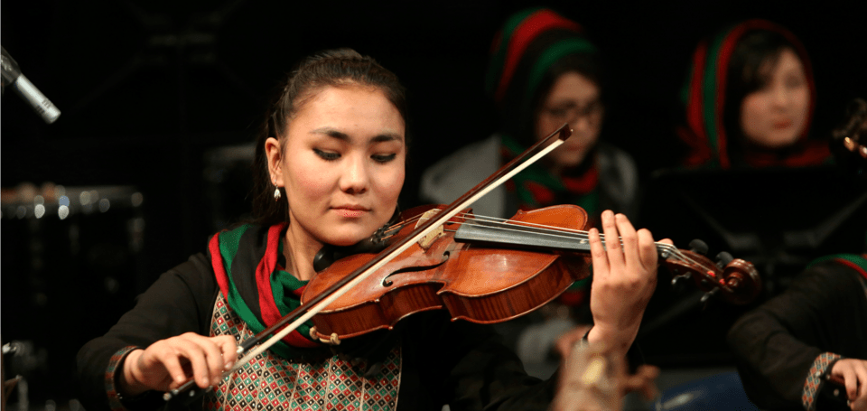 Αφγανιστάν: Τις απειλούν, αλλά επιμένουν -17 κορίτσια δημιούργησαν ορχήστρα κλασικής μουσικής [εικόνες & βίντεο] | iefimerida.gr 5