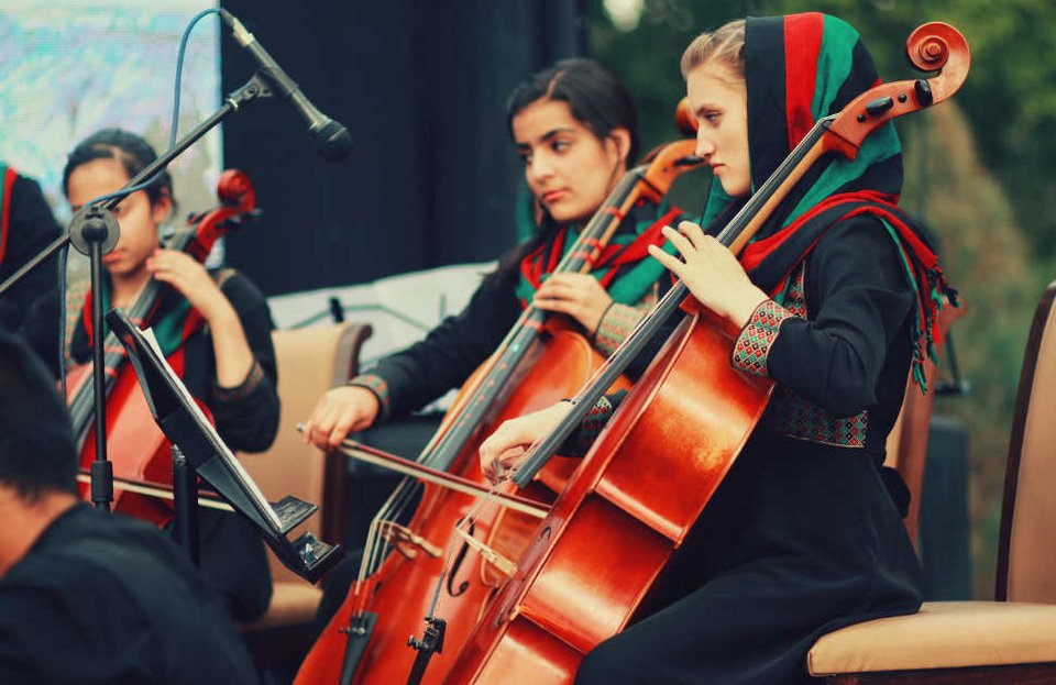 Αφγανιστάν: Τις απειλούν, αλλά επιμένουν -17 κορίτσια δημιούργησαν ορχήστρα κλασικής μουσικής [εικόνες & βίντεο] | iefimerida.gr 6
