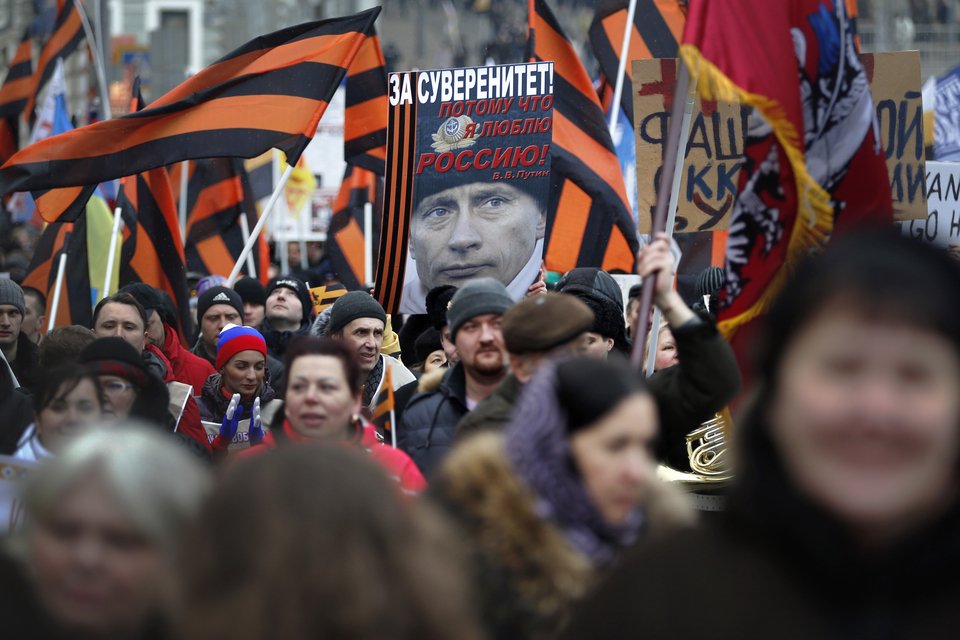 Γι' αυτές τις κορδέλες γίνεται ο πόλεμος στην Ουκρανία -Το σύμβολο που μισούν οι Ουκρανοί εθνικιστές [εικόνες] | iefimerida.gr 10