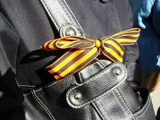 Γι' αυτές τις κορδέλες γίνεται ο πόλεμος στην Ουκρανία -Το σύμβολο που μισούν οι Ουκρανοί εθνικιστές [εικόνες] | iefimerida.gr 12