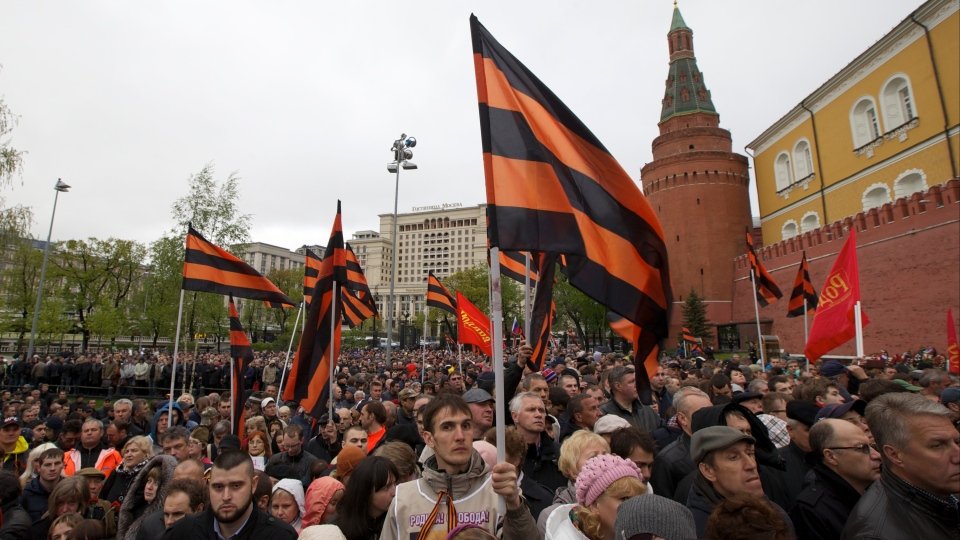 Γι' αυτές τις κορδέλες γίνεται ο πόλεμος στην Ουκρανία -Το σύμβολο που μισούν οι Ουκρανοί εθνικιστές [εικόνες] | iefimerida.gr 14