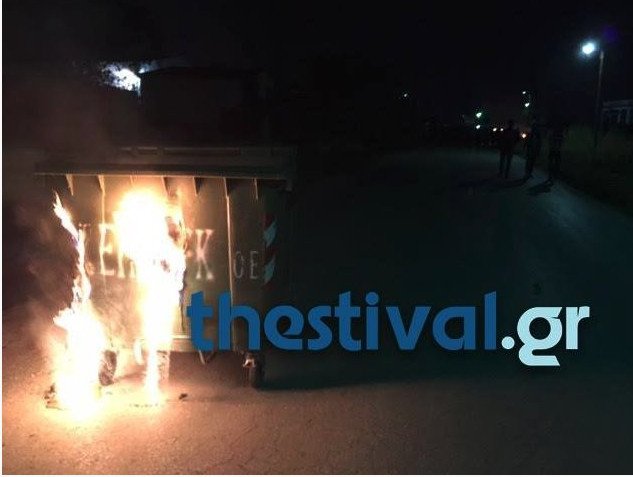 Ωραιόκαστρο: 76χρονος παρέσυρε και σκότωσε μάνα και το ανήλικο παιδί της με το ΙΧ του-Εξαγριωμένοι πρόσφυγες πυρπόλησαν το αμάξι [εικόνες] | iefimerida.gr 3