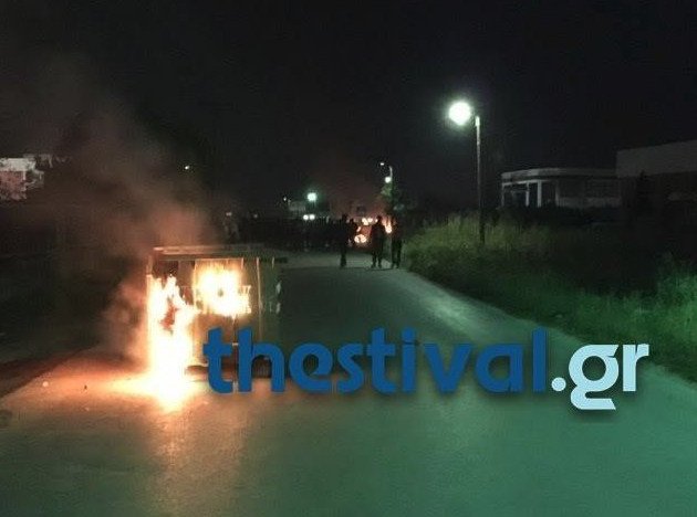 Ωραιόκαστρο: 76χρονος παρέσυρε και σκότωσε μάνα και το ανήλικο παιδί της με το ΙΧ του-Εξαγριωμένοι πρόσφυγες πυρπόλησαν το αμάξι [εικόνες] | iefimerida.gr 4