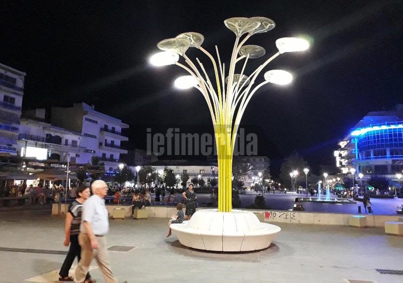 To iefimerida στην Ορεστιάδα: Φωταγωγημένα όλα τα δημοτικά κτίρια της πόλης για τους δυο στρατιωτικούς [εικόνες] | iefimerida.gr 3