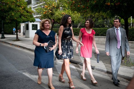 Ορκωμοσία: Το κολάν της Βούλτεψη, το πράσινο παπαγαλί της Γκερέκου και οι γυναίκες των υπουργών [εικόνες&βίντεο] | iefimerida.gr 10