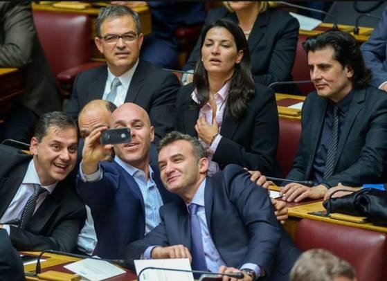Η selfie του Γιώργου Αμυρά μέσα στην Βουλή [εικόνες] | iefimerida.gr 0