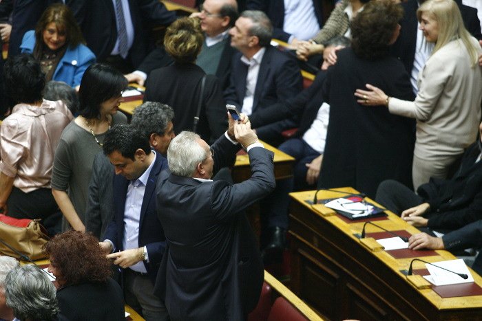 Καρέ-καρέ η ορκωμοσία της νέας Βουλής -Οι τρεις όρκοι και ο απών [εικόνες & βίντεο] | iefimerida.gr 36