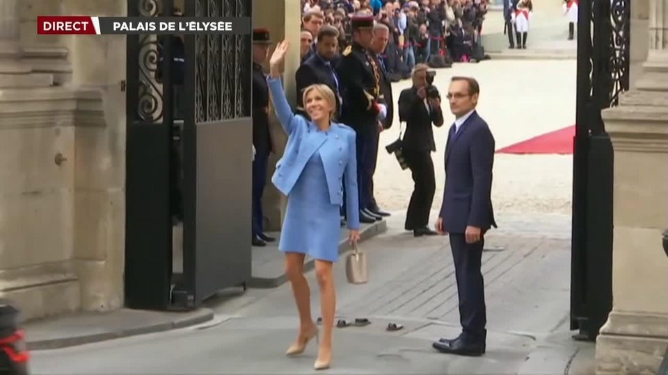 Ντυμένη όλη στα Louis Vuitton η Μπριζίτ Μακρόν για την ορκωμοσία του συζύγου της -Τι κόπιαρε από τη Μελάνια Τραμπ [εικόνες] | iefimerida.gr 0