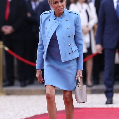 Ντυμένη όλη στα Louis Vuitton η Μπριζίτ Μακρόν για την ορκωμοσία του συζύγου της -Τι κόπιαρε από τη Μελάνια Τραμπ [εικόνες] | iefimerida.gr 4