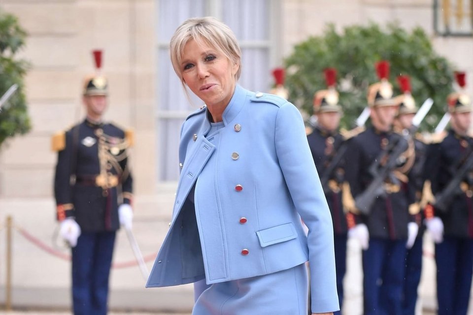Ντυμένη όλη στα Louis Vuitton η Μπριζίτ Μακρόν για την ορκωμοσία του συζύγου της -Τι κόπιαρε από τη Μελάνια Τραμπ [εικόνες] | iefimerida.gr 8