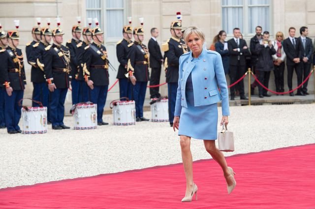 Ντυμένη όλη στα Louis Vuitton η Μπριζίτ Μακρόν για την ορκωμοσία του συζύγου της -Τι κόπιαρε από τη Μελάνια Τραμπ [εικόνες] | iefimerida.gr 9