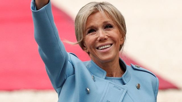 Ντυμένη όλη στα Louis Vuitton η Μπριζίτ Μακρόν για την ορκωμοσία του συζύγου της -Τι κόπιαρε από τη Μελάνια Τραμπ [εικόνες] | iefimerida.gr 10