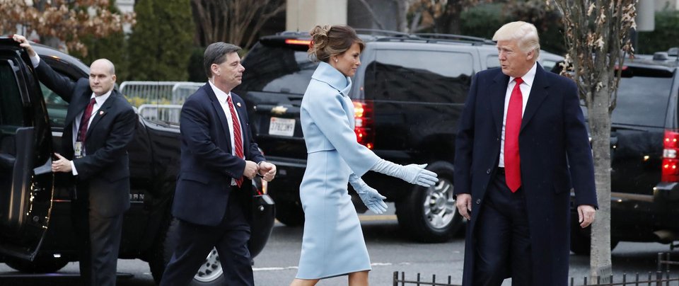 Ντυμένη όλη στα Louis Vuitton η Μπριζίτ Μακρόν για την ορκωμοσία του συζύγου της -Τι κόπιαρε από τη Μελάνια Τραμπ [εικόνες] | iefimerida.gr 7