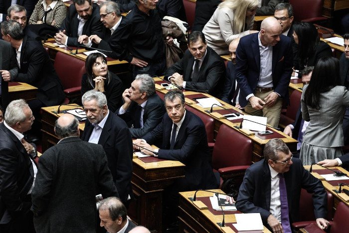 Η γραβάτα του Σταύρου Θεοδωράκη και η καυτή αγκαλιά με την Ολγα Κεφαλογιάννη [εικόνες] | iefimerida.gr 2