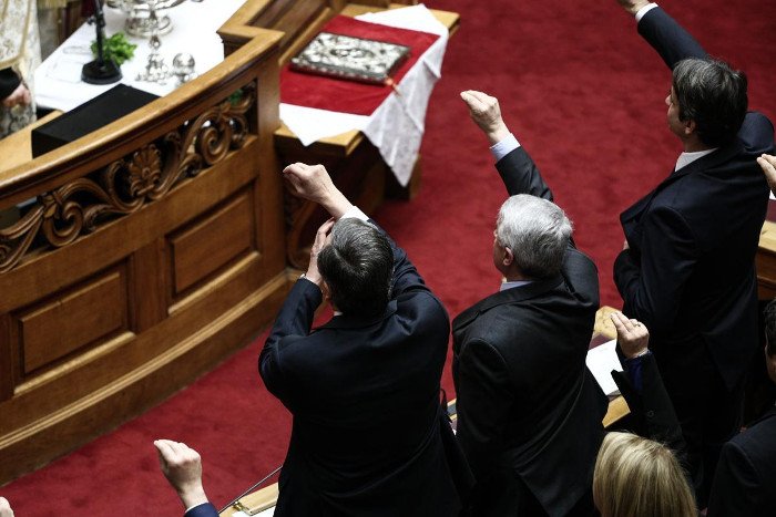 Το backstage της προχθεσινής ορκωμοσίας στη Βουλή -Η εξωτική κυρία με το ροζ, τα λουσάτα ντυσίματα, τα φιλιά [εικόνες] | iefimerida.gr 36