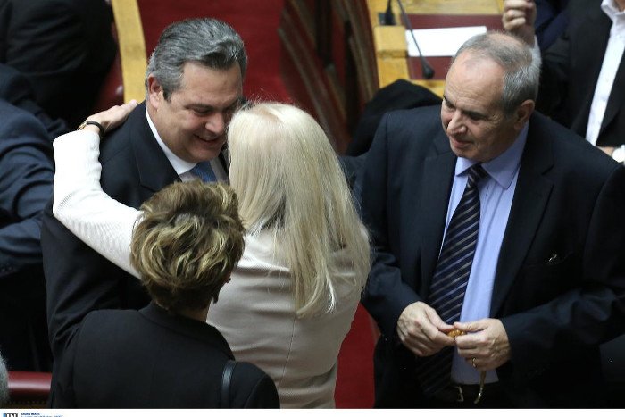 Το backstage της προχθεσινής ορκωμοσίας στη Βουλή -Η εξωτική κυρία με το ροζ, τα λουσάτα ντυσίματα, τα φιλιά [εικόνες] | iefimerida.gr 7