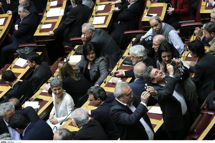 Το backstage της προχθεσινής ορκωμοσίας στη Βουλή -Η εξωτική κυρία με το ροζ, τα λουσάτα ντυσίματα, τα φιλιά [εικόνες] | iefimerida.gr 18