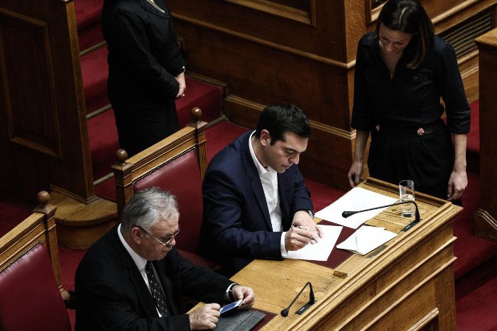 Το backstage της προχθεσινής ορκωμοσίας στη Βουλή -Η εξωτική κυρία με το ροζ, τα λουσάτα ντυσίματα, τα φιλιά [εικόνες] | iefimerida.gr 24