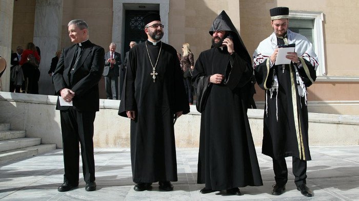 Το backstage της προχθεσινής ορκωμοσίας στη Βουλή -Η εξωτική κυρία με το ροζ, τα λουσάτα ντυσίματα, τα φιλιά [εικόνες] | iefimerida.gr 37