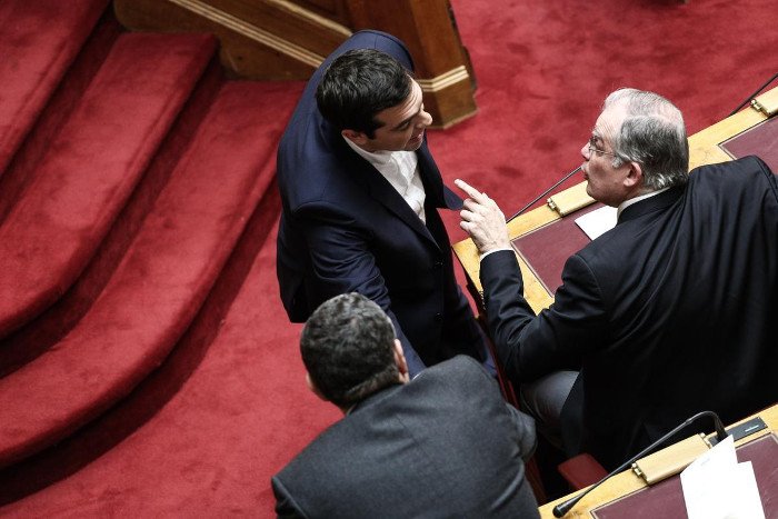 Το backstage της προχθεσινής ορκωμοσίας στη Βουλή -Η εξωτική κυρία με το ροζ, τα λουσάτα ντυσίματα, τα φιλιά [εικόνες] | iefimerida.gr 25