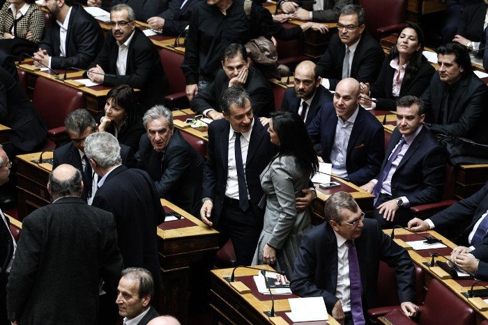 Η γραβάτα του Σταύρου Θεοδωράκη και η καυτή αγκαλιά με την Ολγα Κεφαλογιάννη [εικόνες] | iefimerida.gr 3