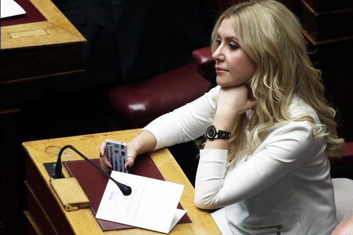 Το backstage της προχθεσινής ορκωμοσίας στη Βουλή -Η εξωτική κυρία με το ροζ, τα λουσάτα ντυσίματα, τα φιλιά [εικόνες] | iefimerida.gr 41