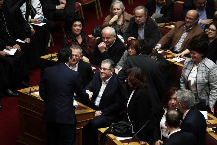 Το backstage της προχθεσινής ορκωμοσίας στη Βουλή -Η εξωτική κυρία με το ροζ, τα λουσάτα ντυσίματα, τα φιλιά [εικόνες] | iefimerida.gr 26