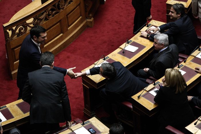 Το backstage της προχθεσινής ορκωμοσίας στη Βουλή -Η εξωτική κυρία με το ροζ, τα λουσάτα ντυσίματα, τα φιλιά [εικόνες] | iefimerida.gr 27