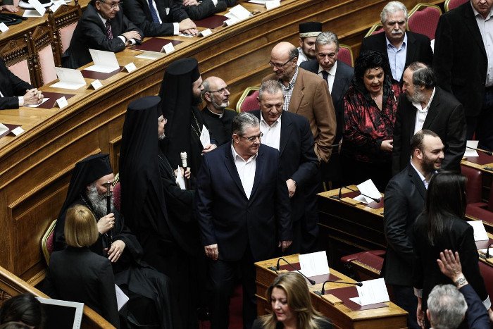 Το backstage της προχθεσινής ορκωμοσίας στη Βουλή -Η εξωτική κυρία με το ροζ, τα λουσάτα ντυσίματα, τα φιλιά [εικόνες] | iefimerida.gr 34