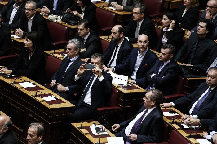 Η γραβάτα του Σταύρου Θεοδωράκη και η καυτή αγκαλιά με την Ολγα Κεφαλογιάννη [εικόνες] | iefimerida.gr 1