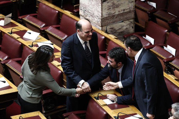 Το backstage της προχθεσινής ορκωμοσίας στη Βουλή -Η εξωτική κυρία με το ροζ, τα λουσάτα ντυσίματα, τα φιλιά [εικόνες] | iefimerida.gr 14