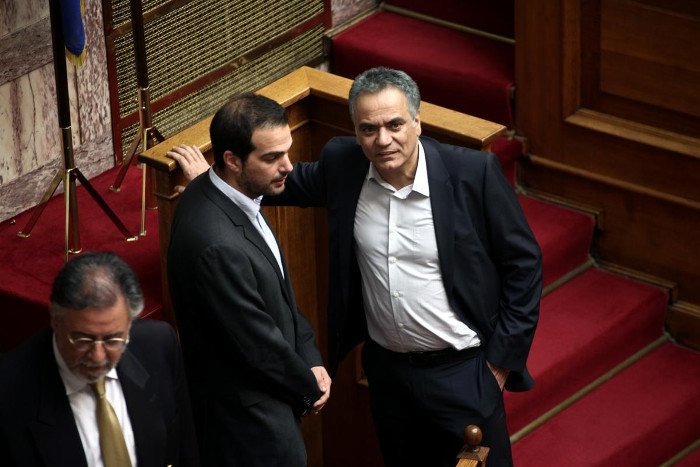 Το backstage της προχθεσινής ορκωμοσίας στη Βουλή -Η εξωτική κυρία με το ροζ, τα λουσάτα ντυσίματα, τα φιλιά [εικόνες] | iefimerida.gr 30