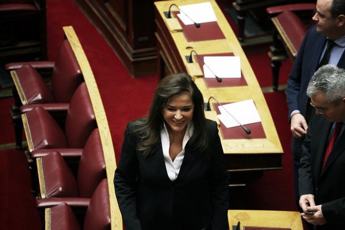 Το backstage της προχθεσινής ορκωμοσίας στη Βουλή -Η εξωτική κυρία με το ροζ, τα λουσάτα ντυσίματα, τα φιλιά [εικόνες] | iefimerida.gr 32