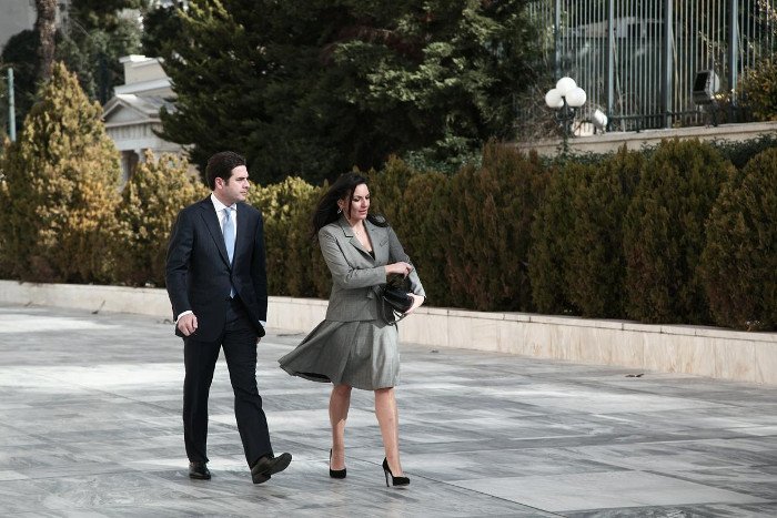 Το backstage της προχθεσινής ορκωμοσίας στη Βουλή -Η εξωτική κυρία με το ροζ, τα λουσάτα ντυσίματα, τα φιλιά [εικόνες] | iefimerida.gr 44