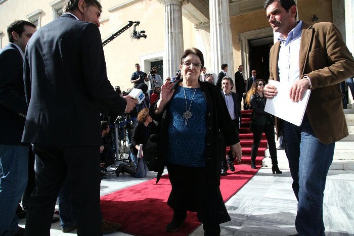 Το backstage της προχθεσινής ορκωμοσίας στη Βουλή -Η εξωτική κυρία με το ροζ, τα λουσάτα ντυσίματα, τα φιλιά [εικόνες] | iefimerida.gr 50