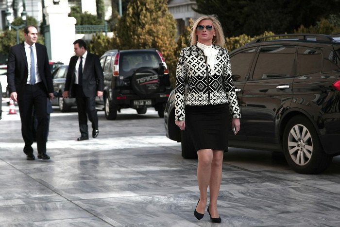 Το backstage της προχθεσινής ορκωμοσίας στη Βουλή -Η εξωτική κυρία με το ροζ, τα λουσάτα ντυσίματα, τα φιλιά [εικόνες] | iefimerida.gr 47