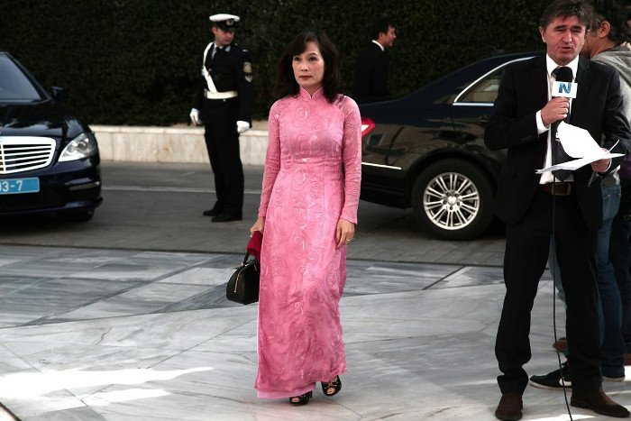 Το backstage της προχθεσινής ορκωμοσίας στη Βουλή -Η εξωτική κυρία με το ροζ, τα λουσάτα ντυσίματα, τα φιλιά [εικόνες] | iefimerida.gr 2