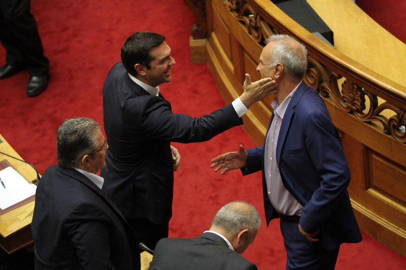 Το backstage της ορκωμοσίας στη Βουλή: Τα πηγαδάκια, οι συγγενείς στα θεωρία και το πορτοκαλί πουκάμισο του Τσακαλώτου [εικόνες] | iefimerida.gr 4