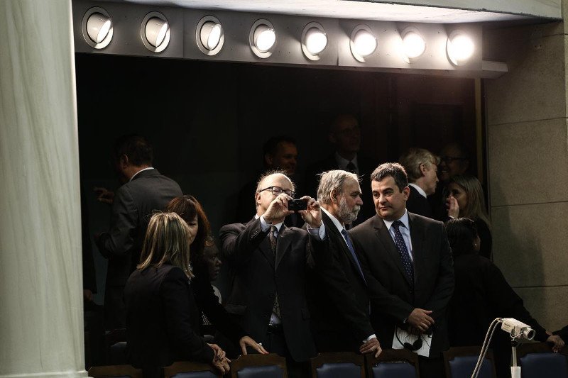 Το backstage της ορκωμοσίας στη Βουλή: Τα πηγαδάκια, οι συγγενείς στα θεωρία και το πορτοκαλί πουκάμισο του Τσακαλώτου [εικόνες] | iefimerida.gr 16