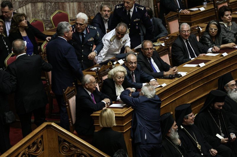Το backstage της ορκωμοσίας στη Βουλή: Τα πηγαδάκια, οι συγγενείς στα θεωρία και το πορτοκαλί πουκάμισο του Τσακαλώτου [εικόνες] | iefimerida.gr 5