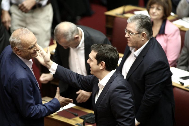 Το backstage της ορκωμοσίας στη Βουλή: Τα πηγαδάκια, οι συγγενείς στα θεωρία και το πορτοκαλί πουκάμισο του Τσακαλώτου [εικόνες] | iefimerida.gr 3