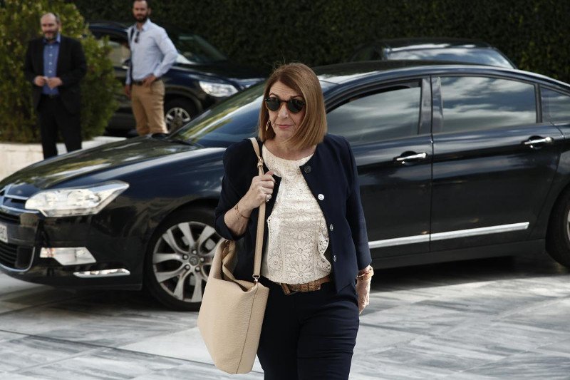 Το backstage της ορκωμοσίας στη Βουλή: Τα πηγαδάκια, οι συγγενείς στα θεωρία και το πορτοκαλί πουκάμισο του Τσακαλώτου [εικόνες] | iefimerida.gr 25