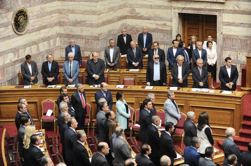 Το backstage της ορκωμοσίας στη Βουλή: Τα πηγαδάκια, οι συγγενείς στα θεωρία και το πορτοκαλί πουκάμισο του Τσακαλώτου [εικόνες] | iefimerida.gr 6
