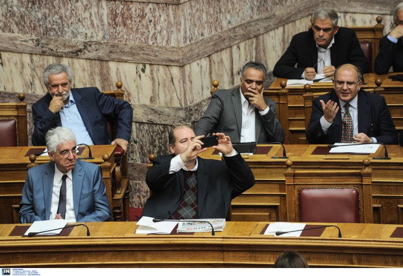 Οι selfies του Φίλη -Το παρολίγον «ατύχημα» με τα γυαλιά [εικόνες] | iefimerida.gr 0