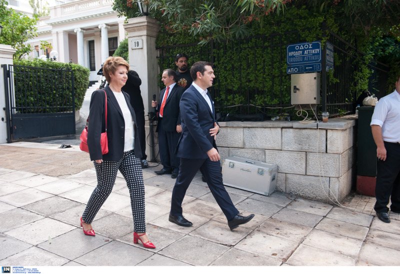 Σαρωτικές εμφανίσεις στην ορκωμοσία: Το θεόστενο φόρεμα της Τζάκρη, τα κόκκινα αξεσουάρ της Γεροβασίλη, η σικάτη Κουντουρά [εικόνες] | iefimerida.gr 0