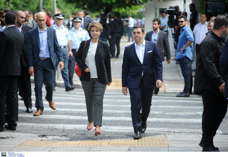 Σαρωτικές εμφανίσεις στην ορκωμοσία: Το θεόστενο φόρεμα της Τζάκρη, τα κόκκινα αξεσουάρ της Γεροβασίλη, η σικάτη Κουντουρά [εικόνες] | iefimerida.gr 1